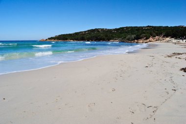 Grande Pevero plajı manzarası