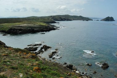 Nurra sahili ve arka planda Isola dei Porri manzarası