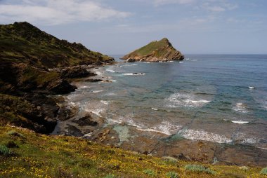 Nurra sahili ve arka planda Isola dei Porri manzarası