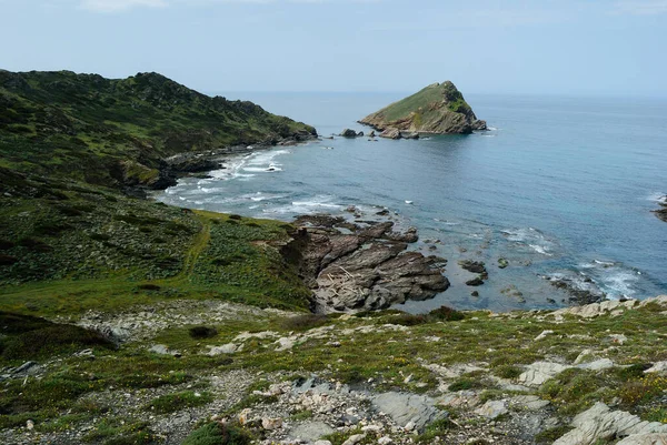 Nurra sahili ve arka planda Isola dei Porri manzarası