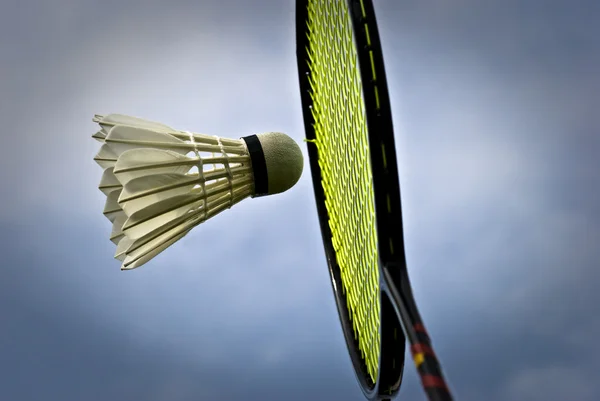 Slå badmintonbollen — Stockfoto