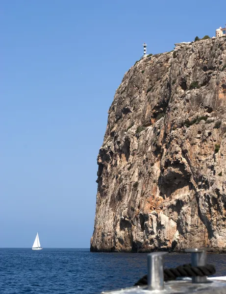 ヨット、崖および灯台 — ストック写真