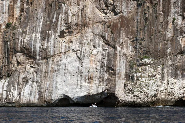 Boat close to water and rock — Stock Photo, Image