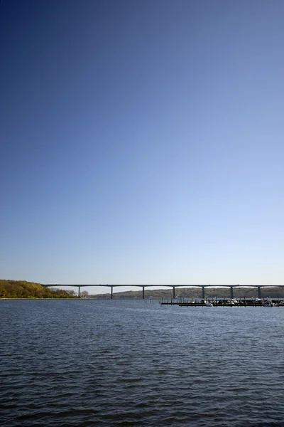 ブリッジと空の青の水 — ストック写真