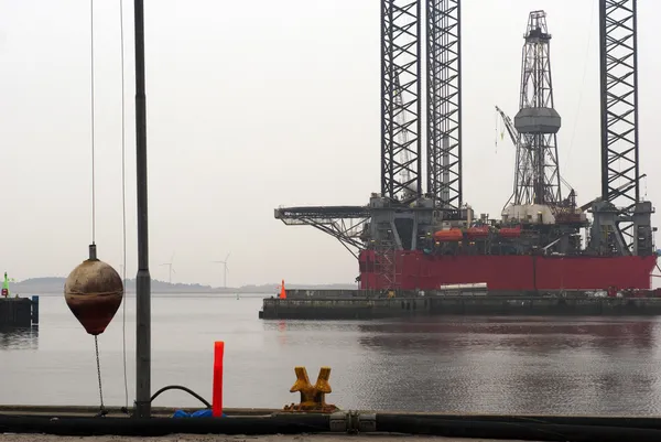 Porto e plataforma de petróleo — Fotografia de Stock