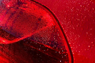 araba üzerinde yağmur damlaları