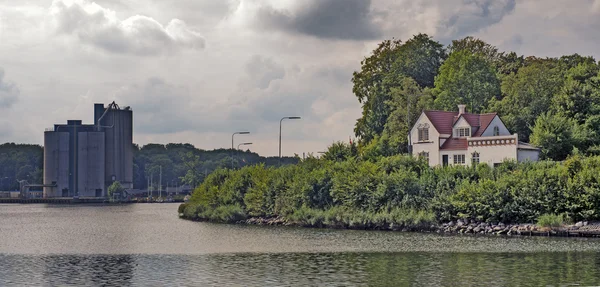 Villa, vatten och hamnen — Stockfoto