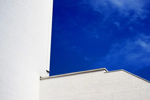 Céu azul edifício branco — Fotografia de Stock