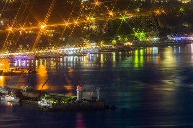 Yalta gece ışıkları ile sahil. Kırım, Ukrayna