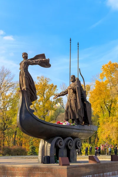 Monument to founders of Kiev. — Stock Photo, Image