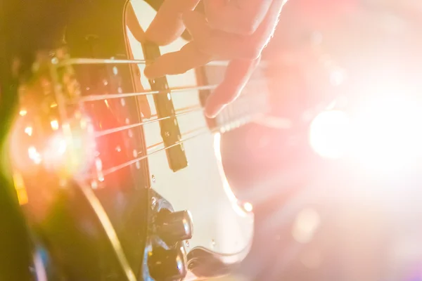 Homme jouant de la guitare basse en noir et jaune — Photo