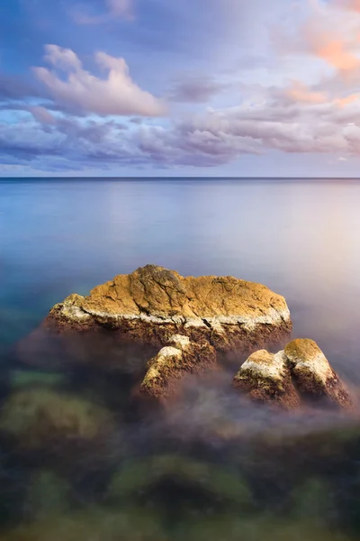 Magiska sommar solnedgång över havet. dramatisk himmel. — Stockfoto