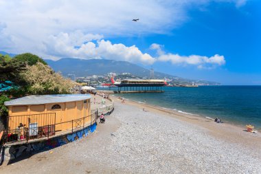 Yalta - 17 Mayıs: insanların yürüme lenina setin butikler binaları ile birlikte 17 Mayıs 2013 yılında yalta, üzerinde ukraine.russia.