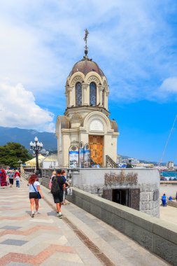 Yalta - 17 Mayıs: insanların yürüme lenina setin butikler binaları ile birlikte 17 Mayıs 2013 yılında yalta, üzerinde ukraine.russia.