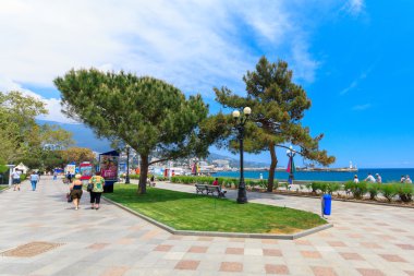 Yalta - 17 Mayıs: insanların yürüme lenina setin butikler binaları ile birlikte 17 Mayıs 2013 yılında yalta, üzerinde ukraine.russia.