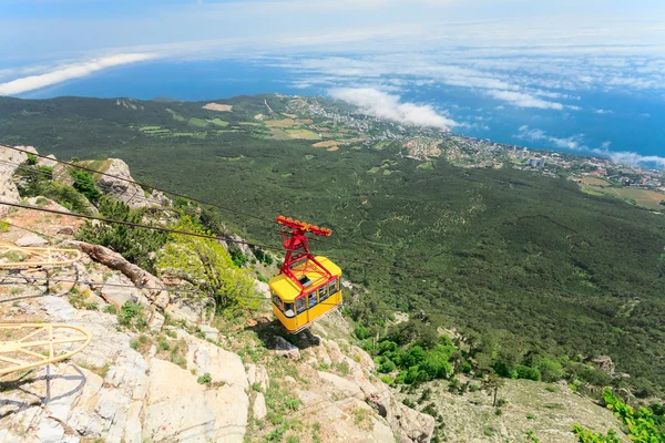 Mishor, crimea, Ukrajna - május 12. ember utazik a kötél módon cab-ai-petri hegy tetején május 12, 2013-ra a mishor, ukraine.russia. Ez az út az egyik leghosszabb nem támogatott span Európában. — Stock Fotó