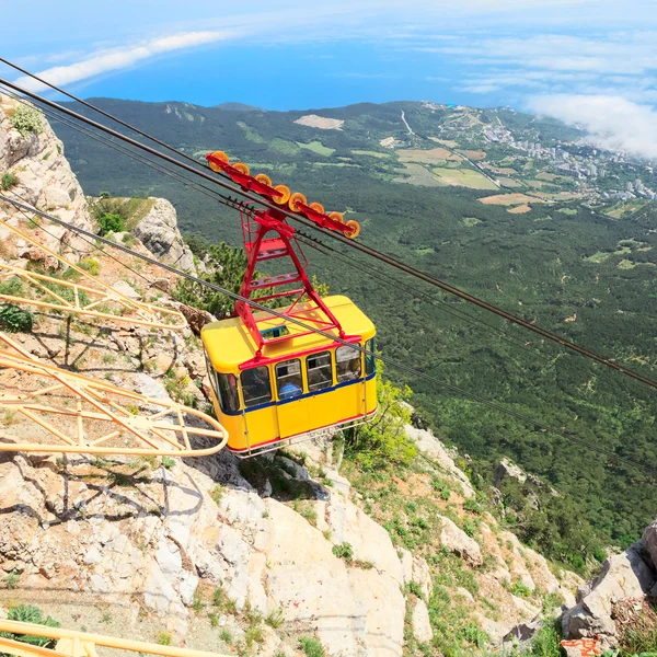 Εργοστάσιο Mishor, Κριμαία, Ουκρανία - 12 Μαΐου. άνθρωποι που ταξιδεύουν από το σχοινί τρόπο θάλαμο στην κορυφή του βουνού Άη-petri στις 12 Μαΐου του 2013 στο εργοστάσιο mishor, ukraine.russia. Αυτός ο δρόμος έχει ένα από τα μεγαλύτερο διάστημα δεν υποστηρίζεται στην Ευρώπη. — Φωτογραφία Αρχείου