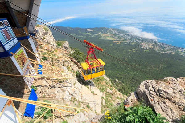 mishor, Kırım, Ukrayna - 12 Mayıs. insanlar seyahat ip yolu taksi ai-petri dağın zirvesinde tarafından 12 Mayıs 2013 mishor içinde ukraine.russia. Bu yol bir Avrupa'nın en uzun desteklenmeyen aralığı vardır.