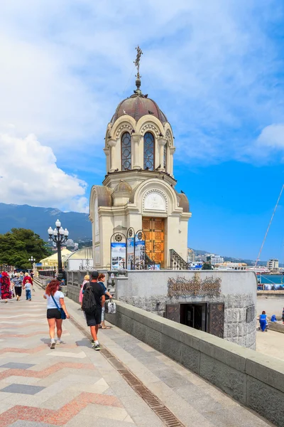 YALTA - 17 Mei 2013 Orang-orang berjalan di sepanjang Pemanfaatan Lenina dengan bangunan butik pada 17 Mei 2013 di Yalta, Ukraina. . — Stok Foto