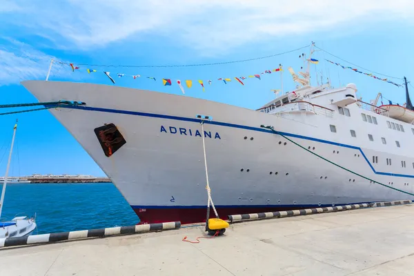 Jalta, Ukraina - 17 maj: fartyget adriana i porten av Jalta, Ukraina — Stockfoto