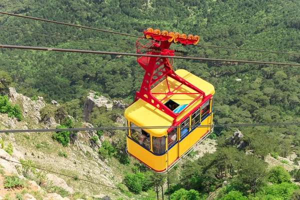 Mishor, crimea, ukraine - may 12. people travel by seilway cab on top of ai-petri mountain on May 12, 2013 in mishor, ukraine.Russia. Diese Straße hat eine der längsten ungestützten Strecken in Europa. Stockbild