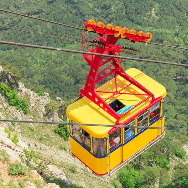 MISHOR, CRIMEA, UCRAINA - 12 MAGGIO. Le persone viaggiano in taxi con fune sulla cima del Monte Ai-Petri il 12 maggio 2013 a Mishor, Ucraina. Questa strada ha una delle più lunghe campate non sostenute d'Europa . Foto Stock Royalty Free