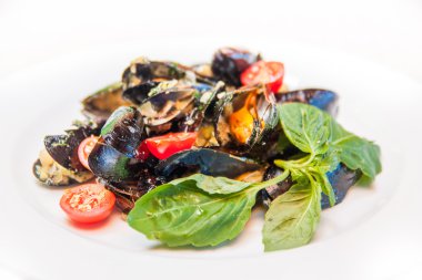 Domates ve otlar ile midye