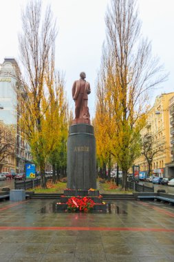 Lenin anıt çiçekli ayak. sonbahar. yağmur. Kiev. Ukrayna