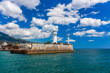 Yalta deniz feneri görünümünü. Yaz güneşli gün güzel bulutlar ile
