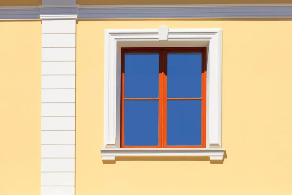 Een weergave van het venster van het huis van de buitenkant — Stockfoto