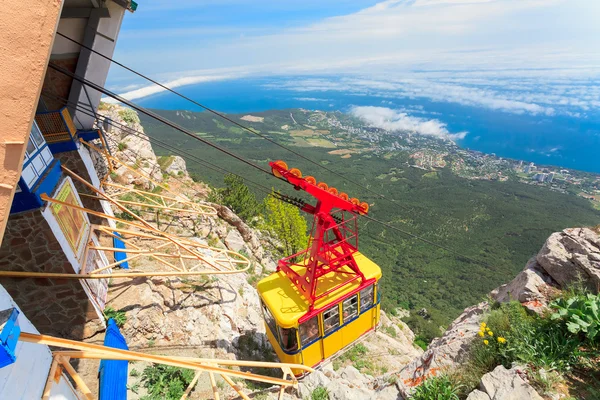 Seilbahn in Jalta, die auf den Gipfel des Ai-Petri-Gebirges auf der Krim führt. Ukraine — Stockfoto
