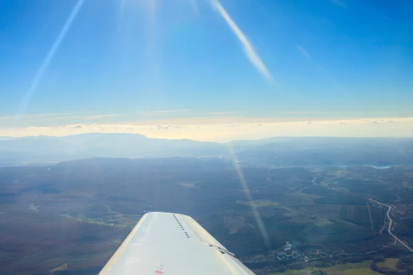 Gyönyörű kilátás a repülőgépet, a felhők és a föld — Stock Fotó