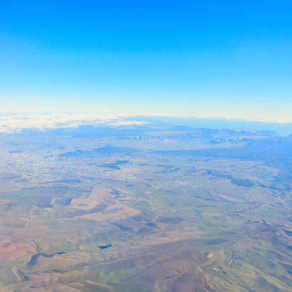 Belle vue de l'avion vers les nuages et la terre — Photo