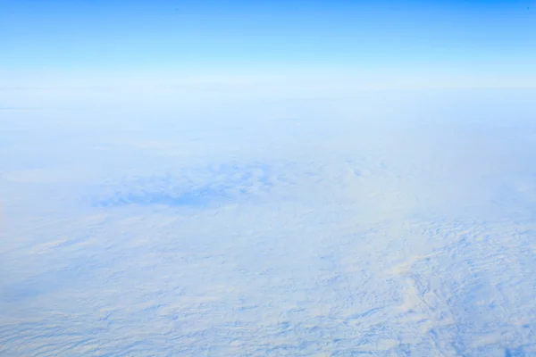Bela vista da aeronave para as nuvens e a terra — Fotografia de Stock