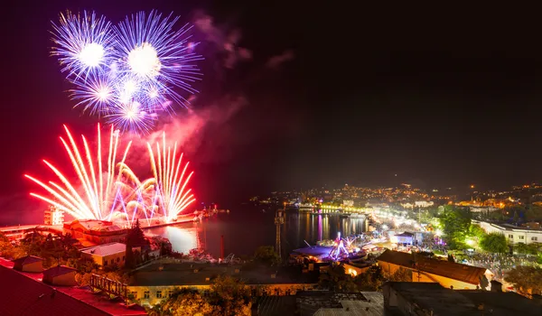 Noche de fuegos artificiales en Yalta. Crimea — Foto de Stock