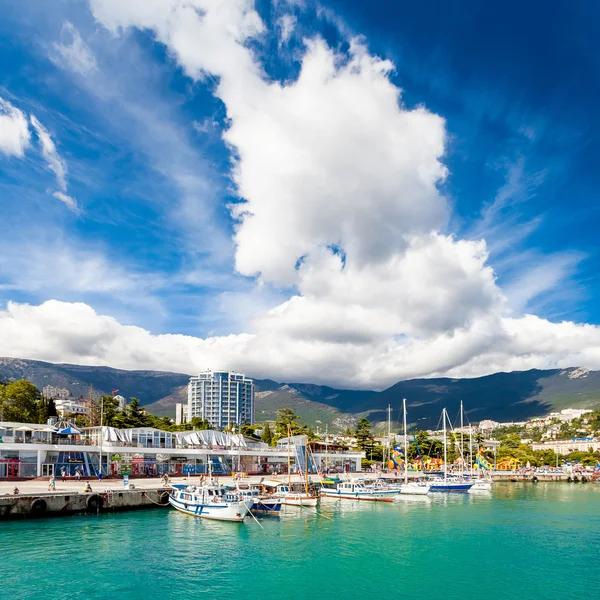 Escénico panorama de verano del muelle y puerto del Mar Negro en Yalt — Foto de Stock