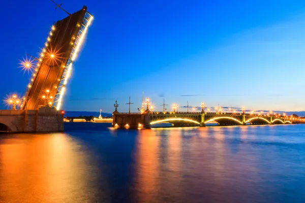 Troitskii bridge over the Neva River in St. Petersburg. White Nights. Russia — Stock fotografie