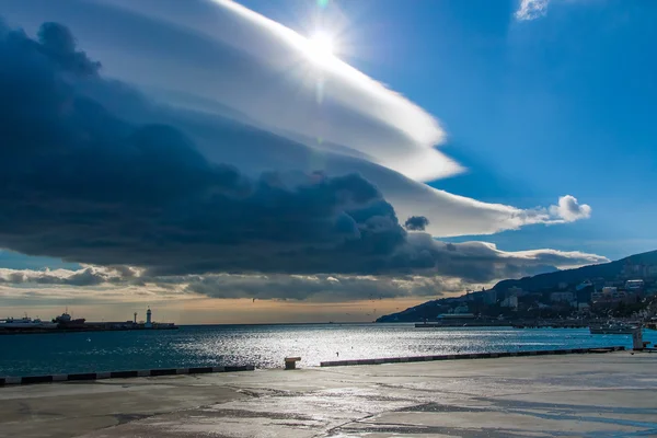Embankment of Yalta in the clouds and sun. Yalta, Crimea, Ukrain — Stock Photo, Image