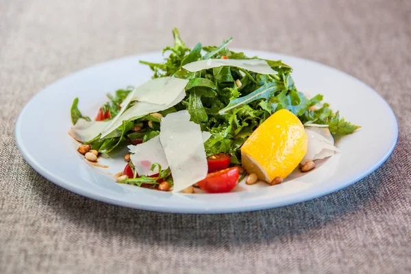 Salat mit Rucola, Kirschtomaten, Pinienkernen, Parmesan — Stockfoto