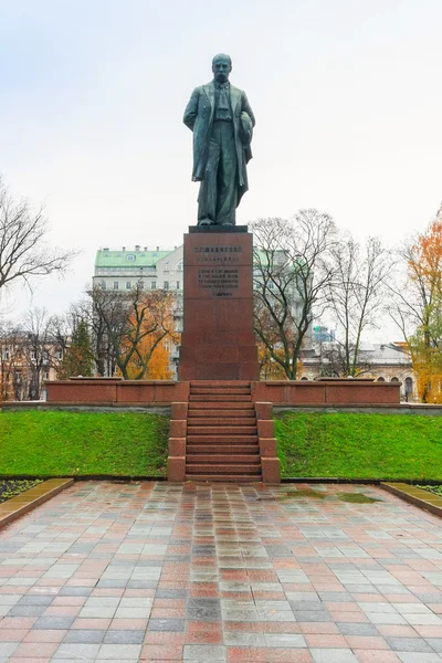 Pomnik Tarasa Szewczenko z widokiem na miasto. Kijów. Ukraina — Zdjęcie stockowe