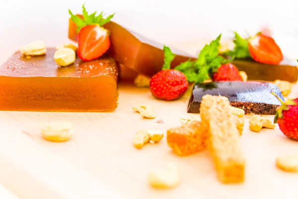 Marmelada com morango, nozes, chocolate e queijo — Fotografia de Stock