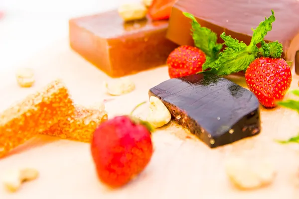 Morangos suculentos, doces, chocolate, nozes. close-up — Fotografia de Stock
