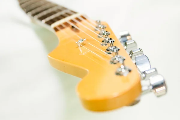 Pescoço da guitarra sobre um fundo branco. close-up — Fotografia de Stock