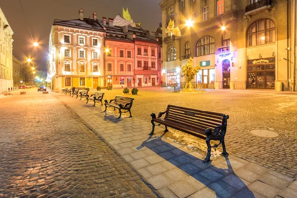 Tom stad gata upplyst av lyktor. Lviv. natt. Ukraina Stockfoto