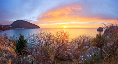 Artek gündoğumu ile deniz manzarası. Crimea