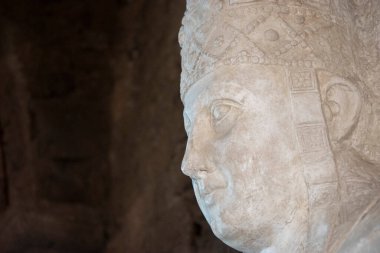 Orta İtalya, Avrupa 'da antik bir ortaçağ şehri olan Anagni' nin resmi.