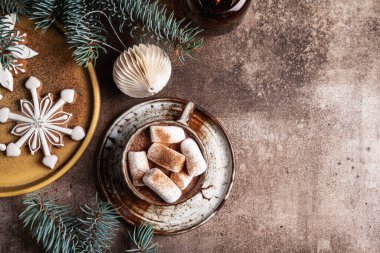 Marşmelovlu kakao ve kahverengi arka planda ev yapımı zencefilli kar taneleri. Noel konsepti.
