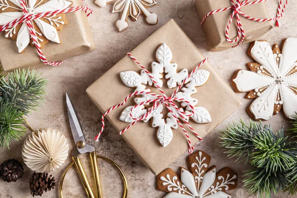 Julklapp Lådor Dekorerade Med Hemlagad Pepparkakor Snöflingor Beige Bakgrund — Stockfoto