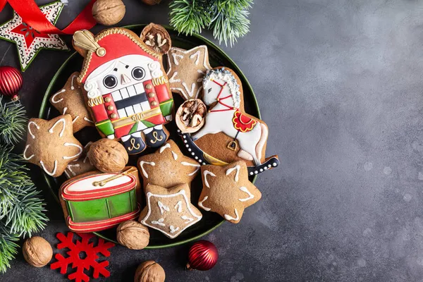 Nueces Galletas Jengibre Hechas Mano Navidad Plato Cerámica Verde Sobre — Foto de Stock