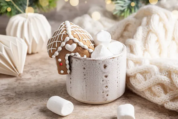 베이지 배경에 진저브레드 집으로 장식된 마시멜로가 뜨거운 코코아가 크리스마스 스톡 이미지